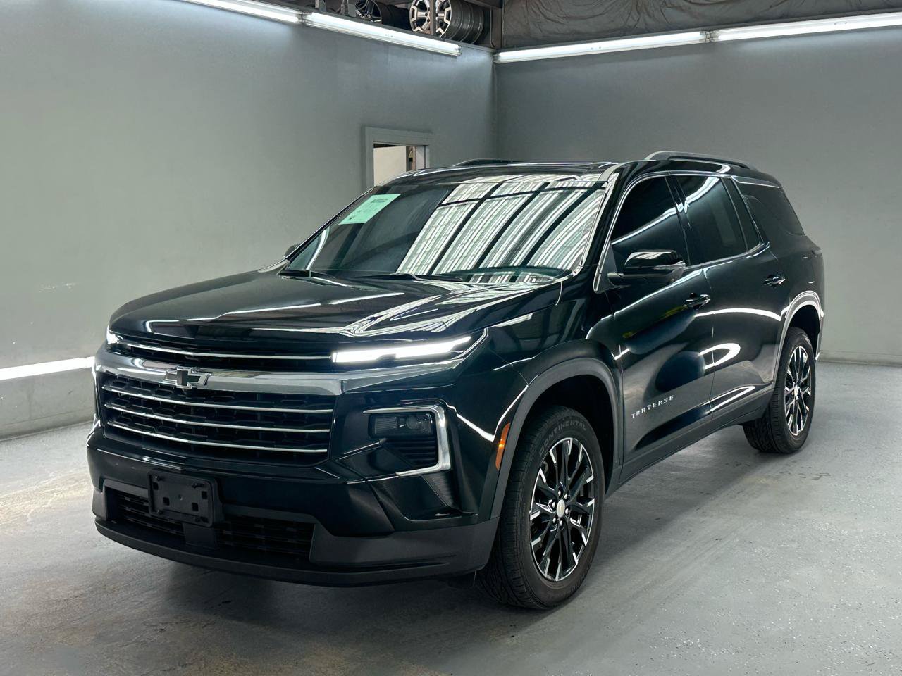 Used 2025 Chevrolet Traverse LT w/ Sun and Wheel Package FWD image 3