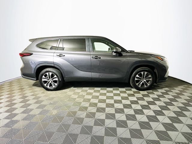 Used 2025 Toyota Highlander XLE image 9