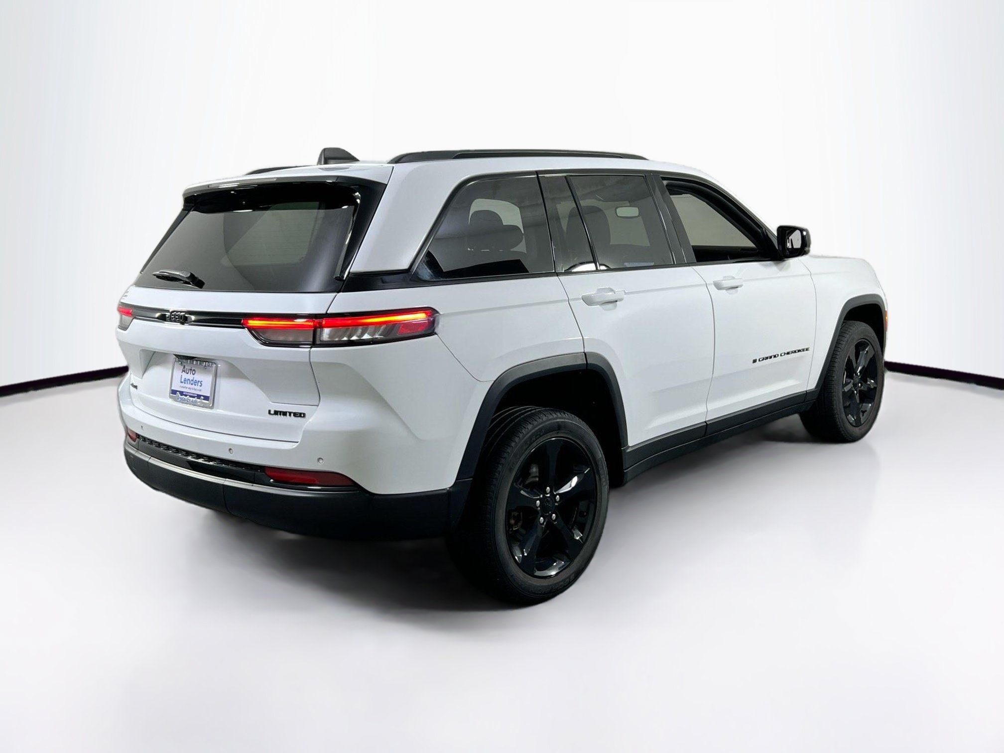 Used 2023 Jeep Grand Cherokee Limited w/ Black Appearance Package AWD/4WD image 5