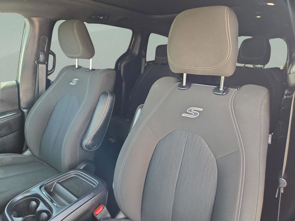 Used 2021 Chrysler Pacifica Touring w/ Uconnect Theater Family Group image 33