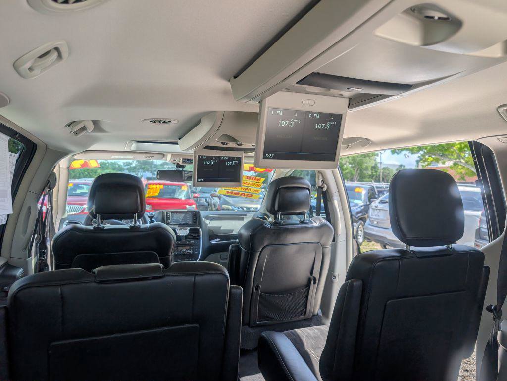 Used 2014 Chrysler Town & Country Touring-L FWD image 13