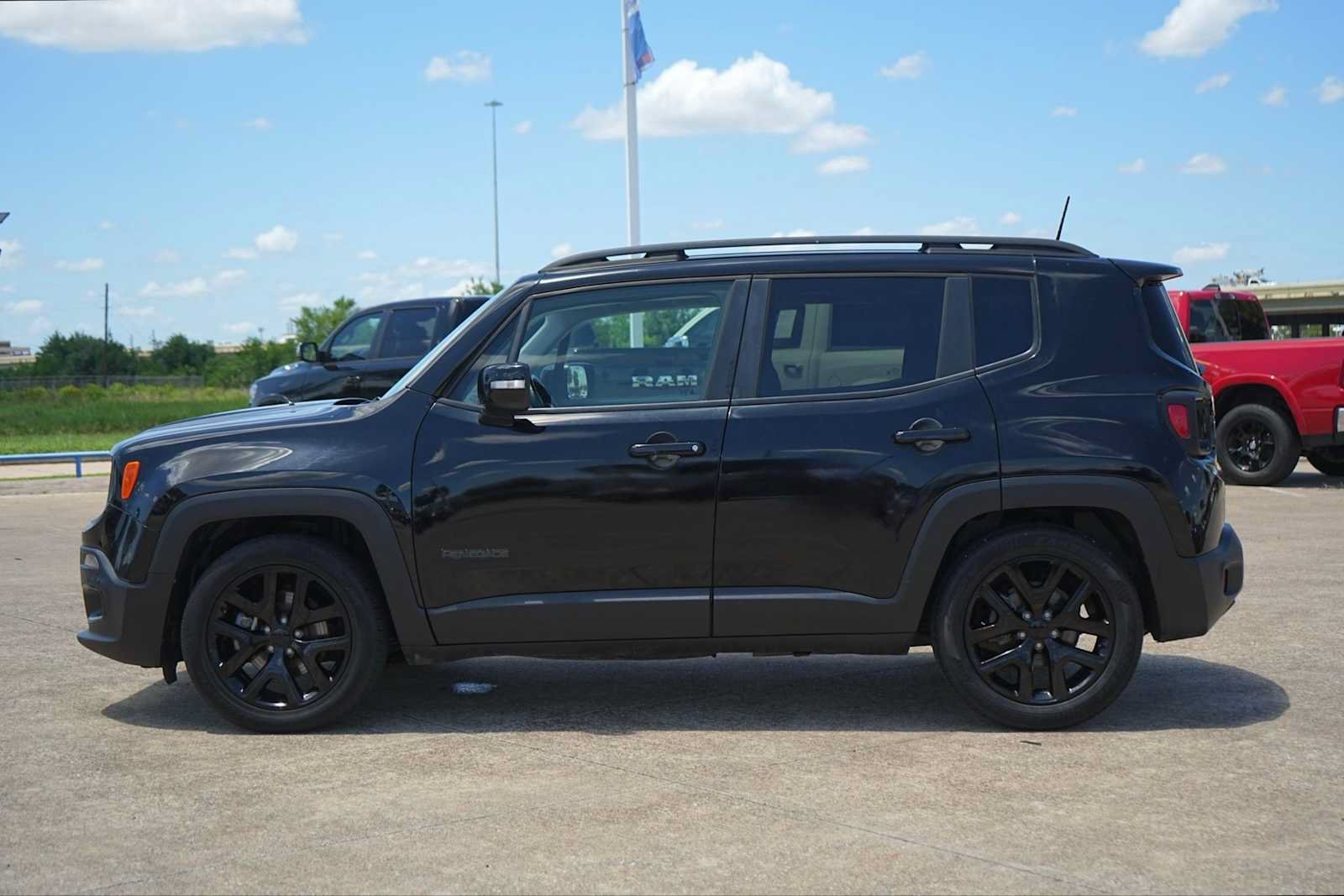 Used 2018 Jeep Renegade Altitude FWD image 3