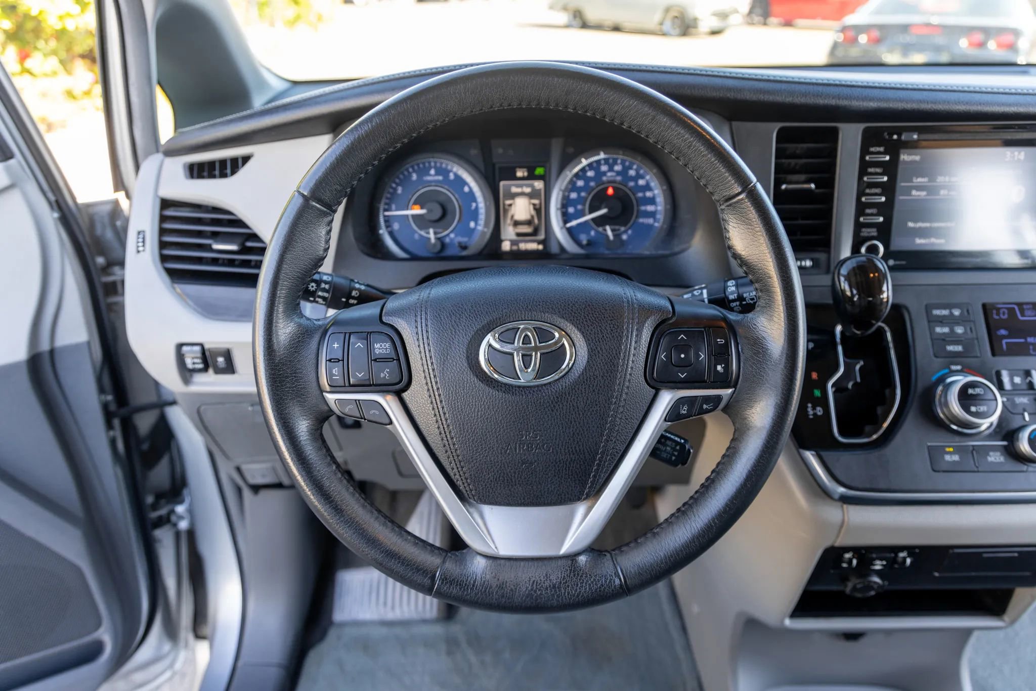 Used 2018 Toyota Sienna XLE image 24