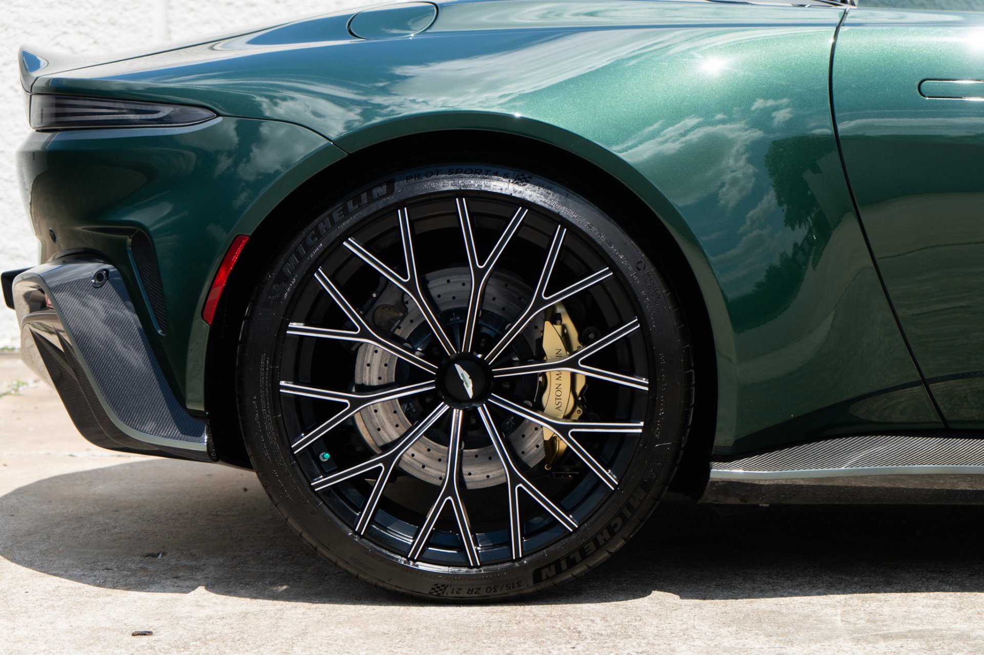 Used 2023 Aston Martin V12 Vantage Roadster RWD image 41
