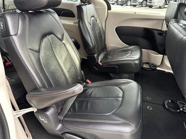Used 2017 Chrysler Pacifica Touring-L image 11