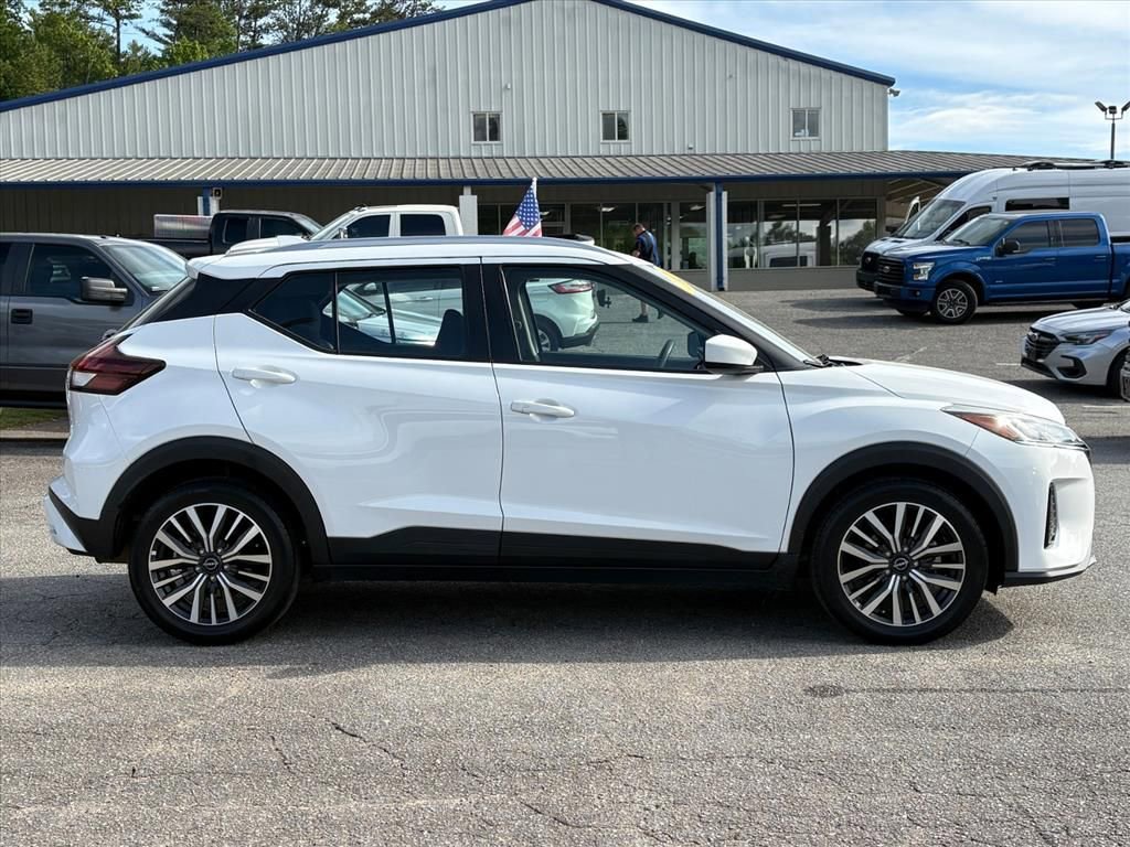 Used 2022 Nissan Kicks SV FWD image 3