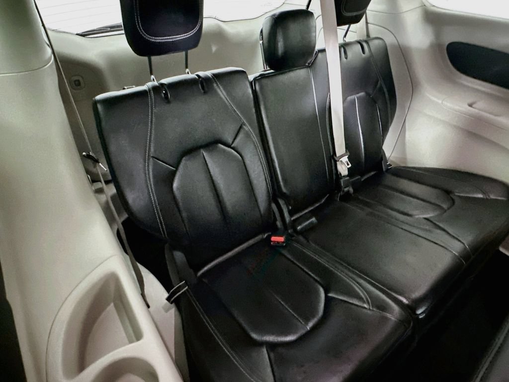 Certified 2022 Chrysler Pacifica Touring-L FWD image 33