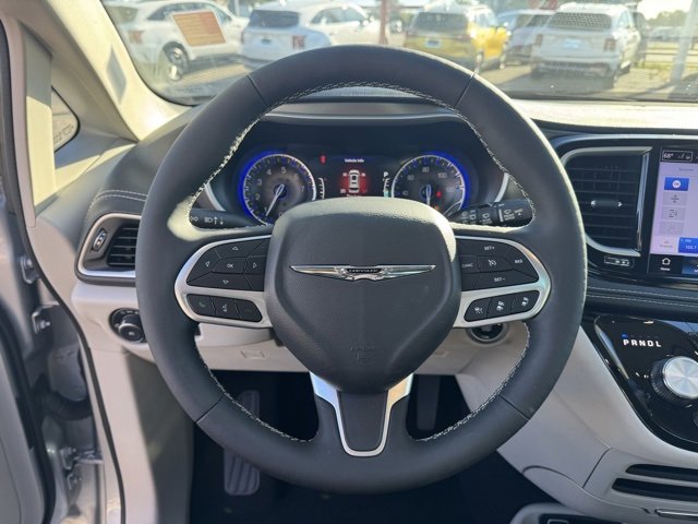Used 2024 Chrysler Pacifica Touring-L image 25