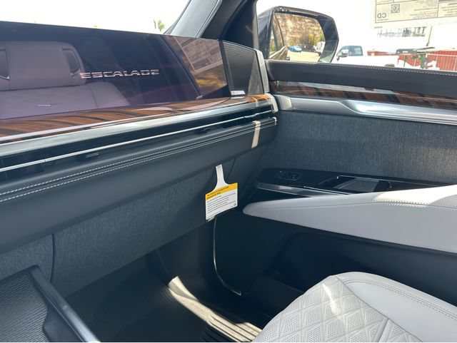 New 2026 Cadillac Escalade ESV Platinum Sport w/ LPO, ONYX Package AWD/4WD image 6