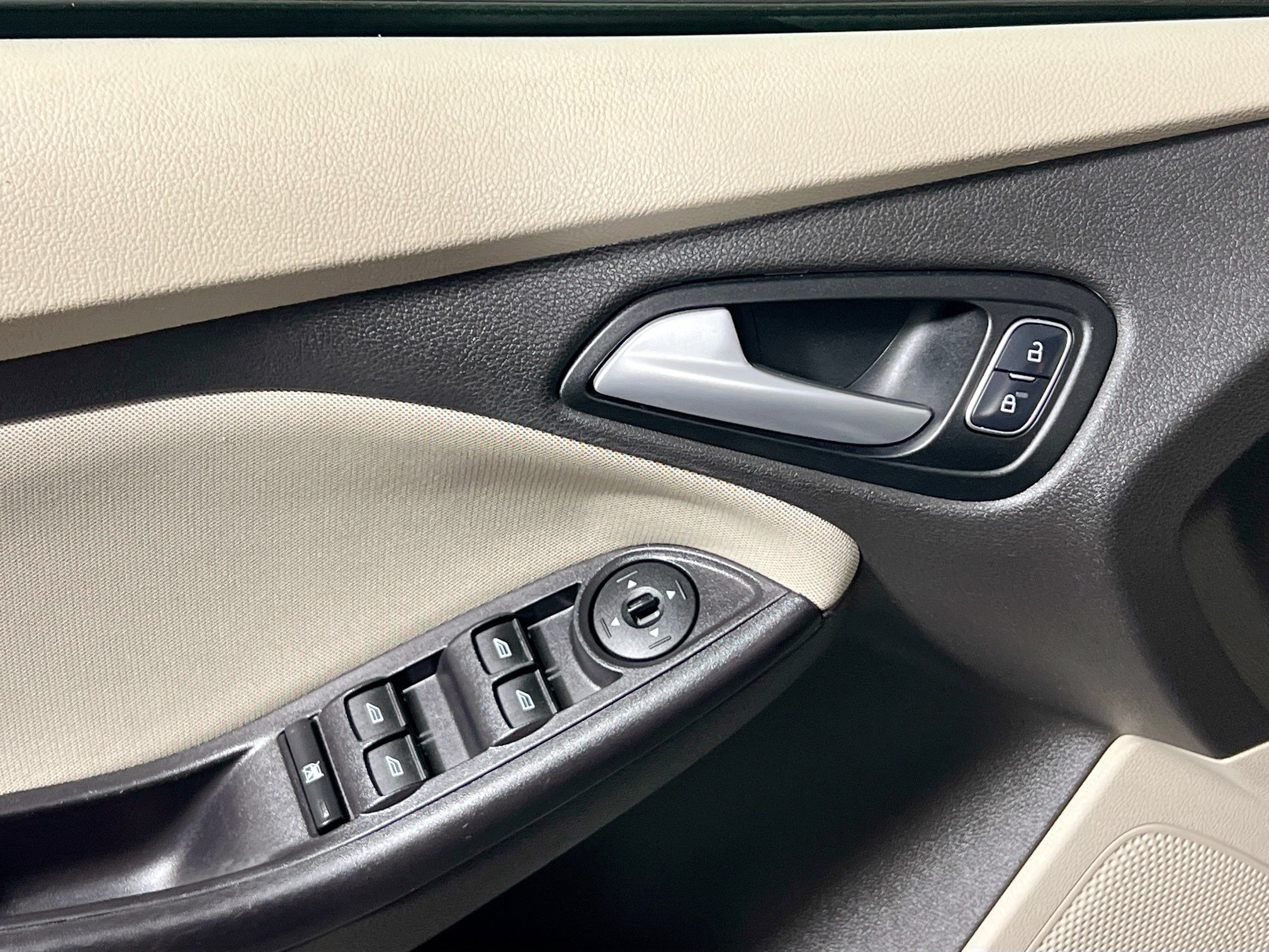 Used 2015 Ford Focus SE FWD image 16