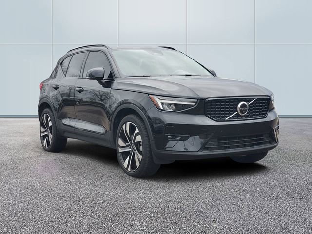 Certified 2023 Volvo XC40 B5 Plus w/ Driver Assist Package AWD/4WD image 3