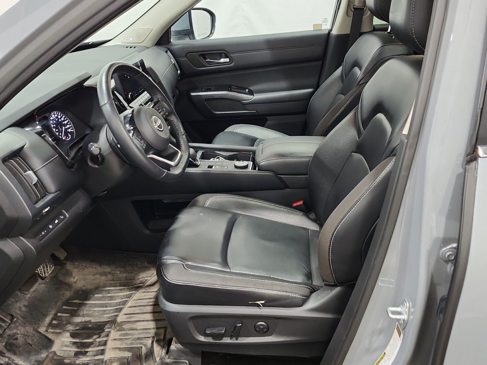 Used 2023 Nissan Pathfinder SL AWD/4WD image 10