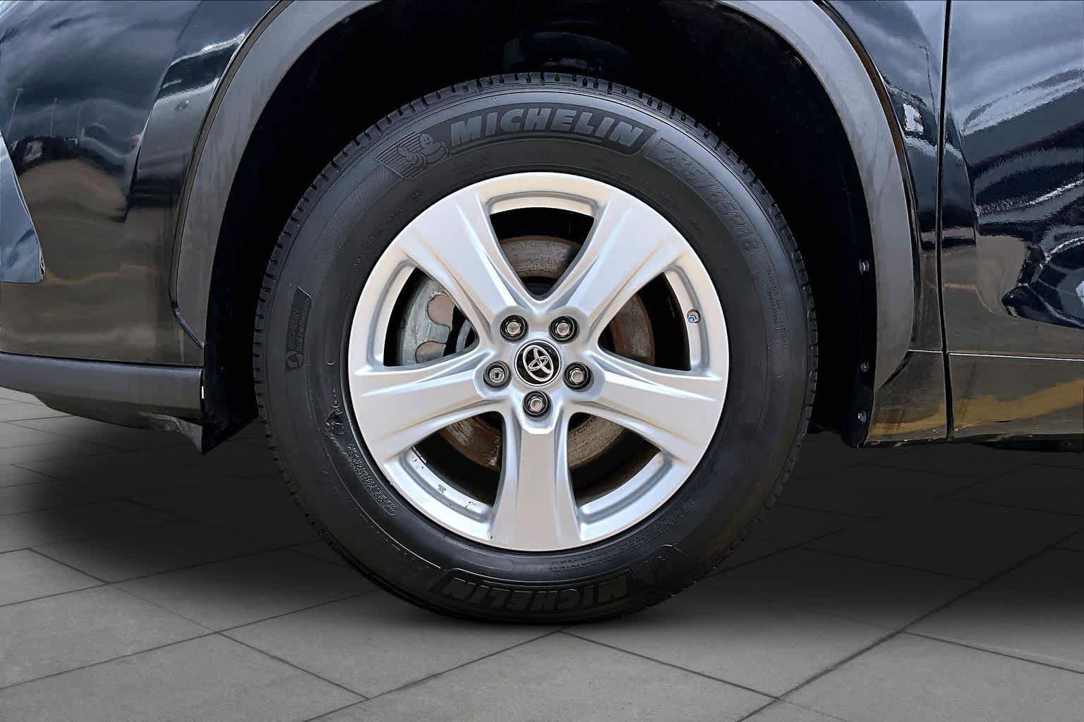 Used 2025 Toyota Highlander LE image 11