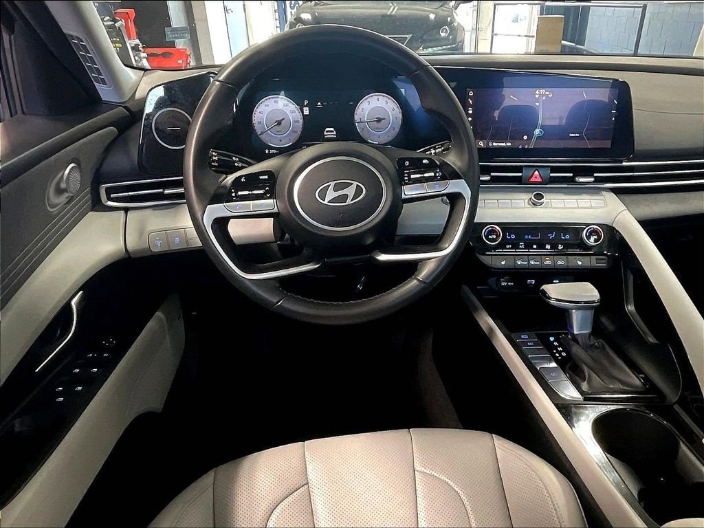 Certified 2025 Hyundai Elantra Limited FWD image 17