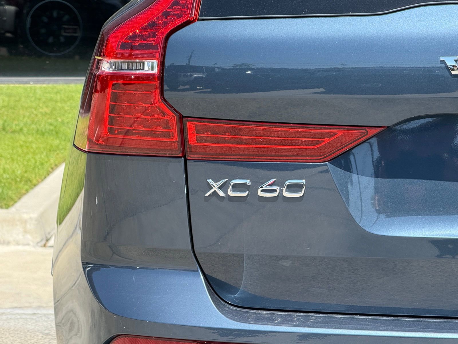 Used 2022 Volvo XC60 T8 R-Design w/ Advanced Package image 13