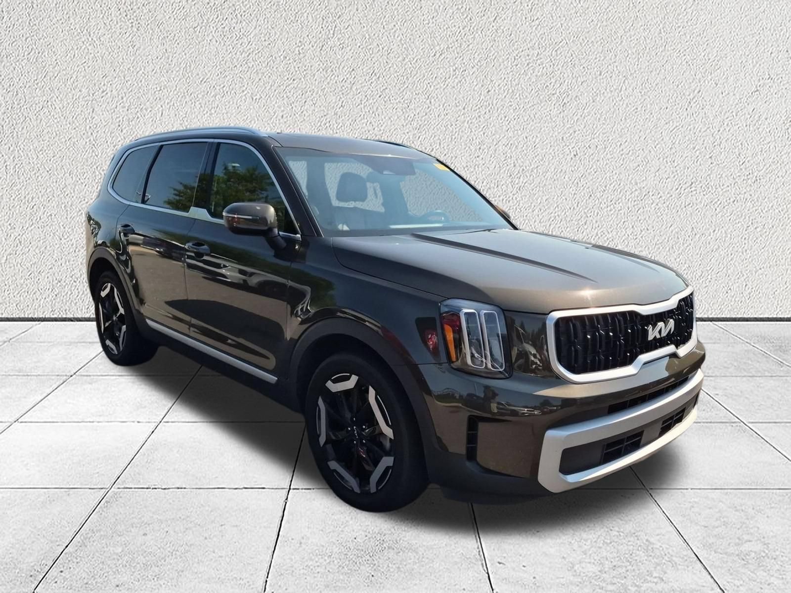 Used 2023 Kia Telluride EX w/ EX Captain's Chair Package AWD/4WD image 1