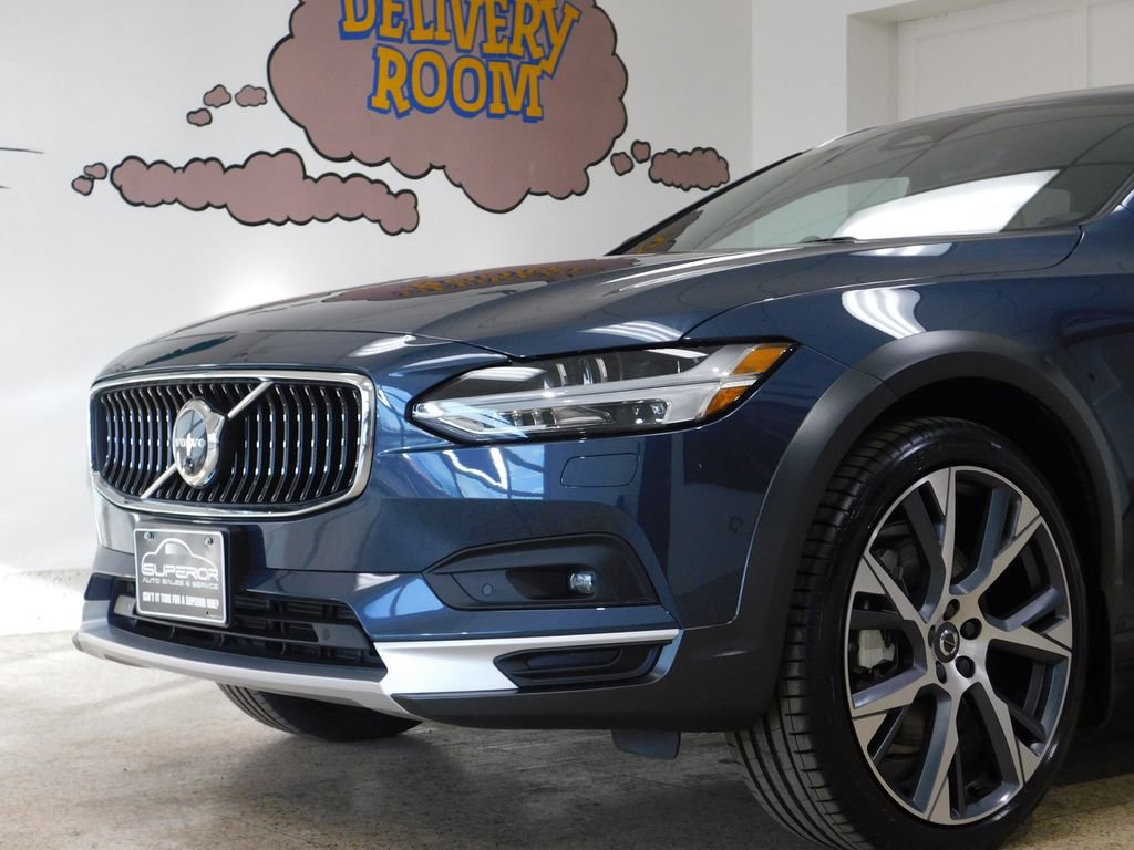 Used 2026 Volvo V90 B6 Cross Country Ultra image 19