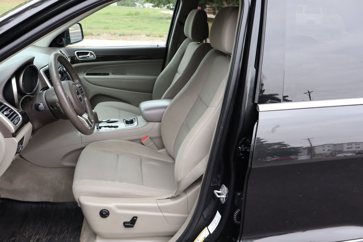 Used 2013 Jeep Grand Cherokee Laredo w/ Laredo E Group AWD/4WD image 19
