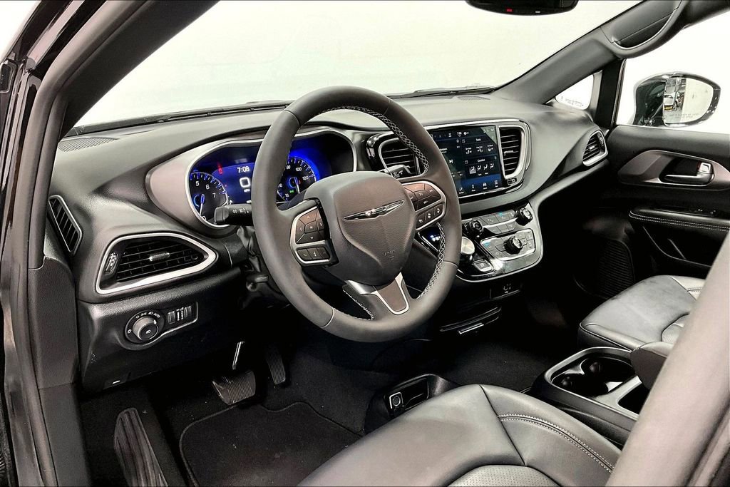 Used 2026 Chrysler Pacifica Select FWD image 16