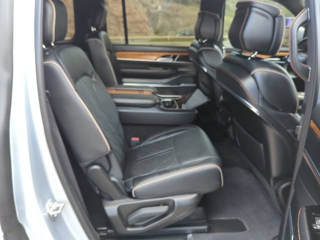 Certified 2022 Jeep Grand Wagoneer Series III w/ HD Trailer Tow Package AWD/4WD image 24
