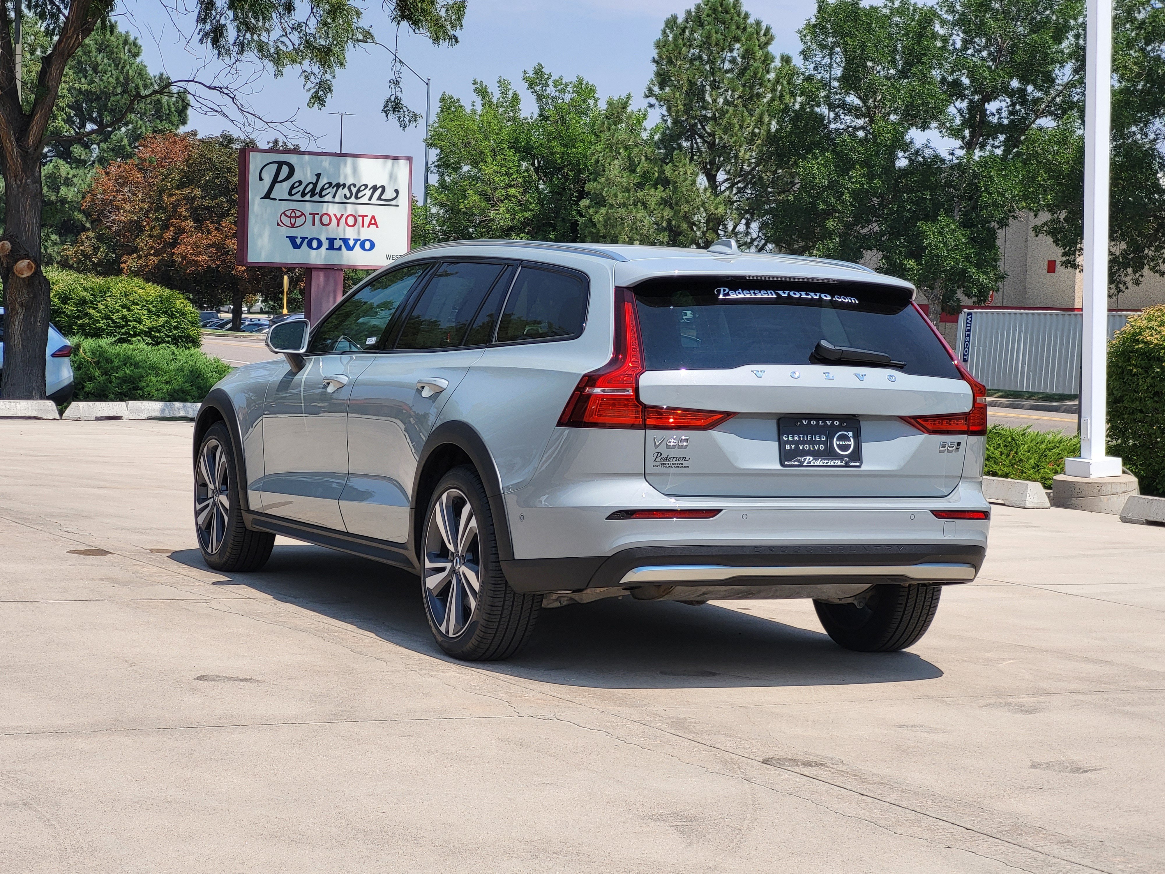 Certified 2026 Volvo V60 B5 Cross Country Plus AWD/4WD image 4
