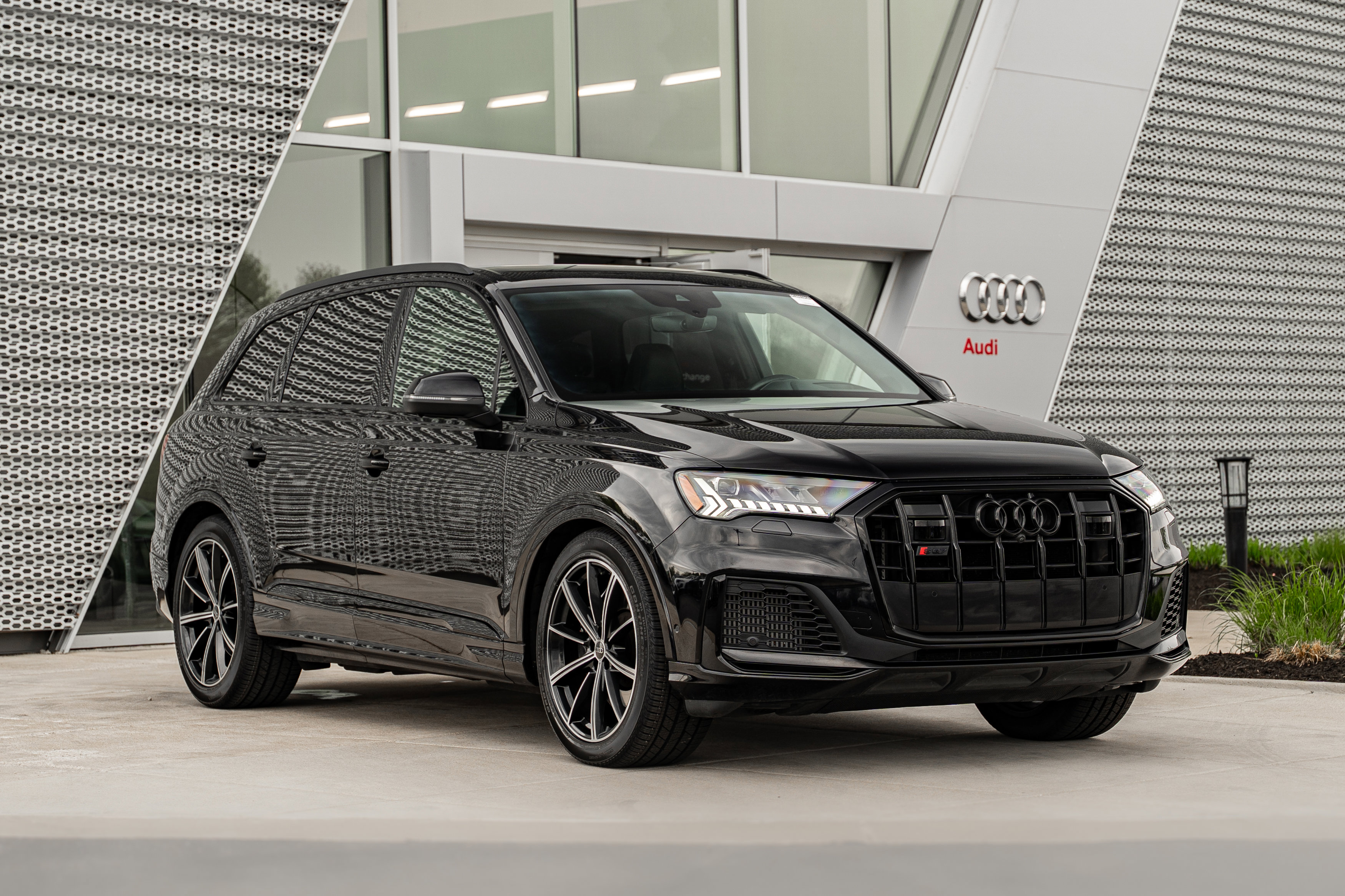 Used 2021 Audi SQ7 Prestige AWD/4WD image 1