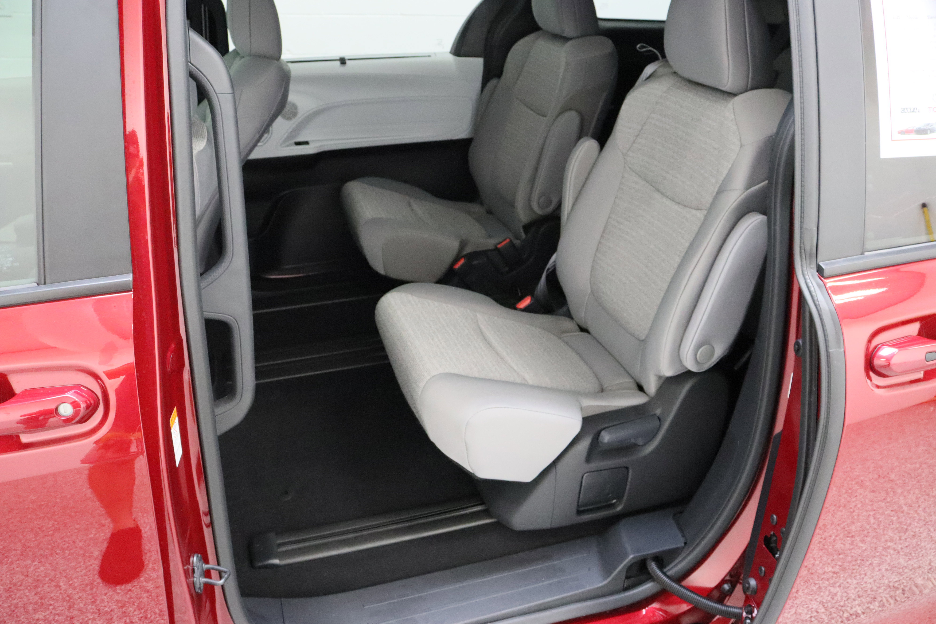 Used 2025 Toyota Sienna LE image 27