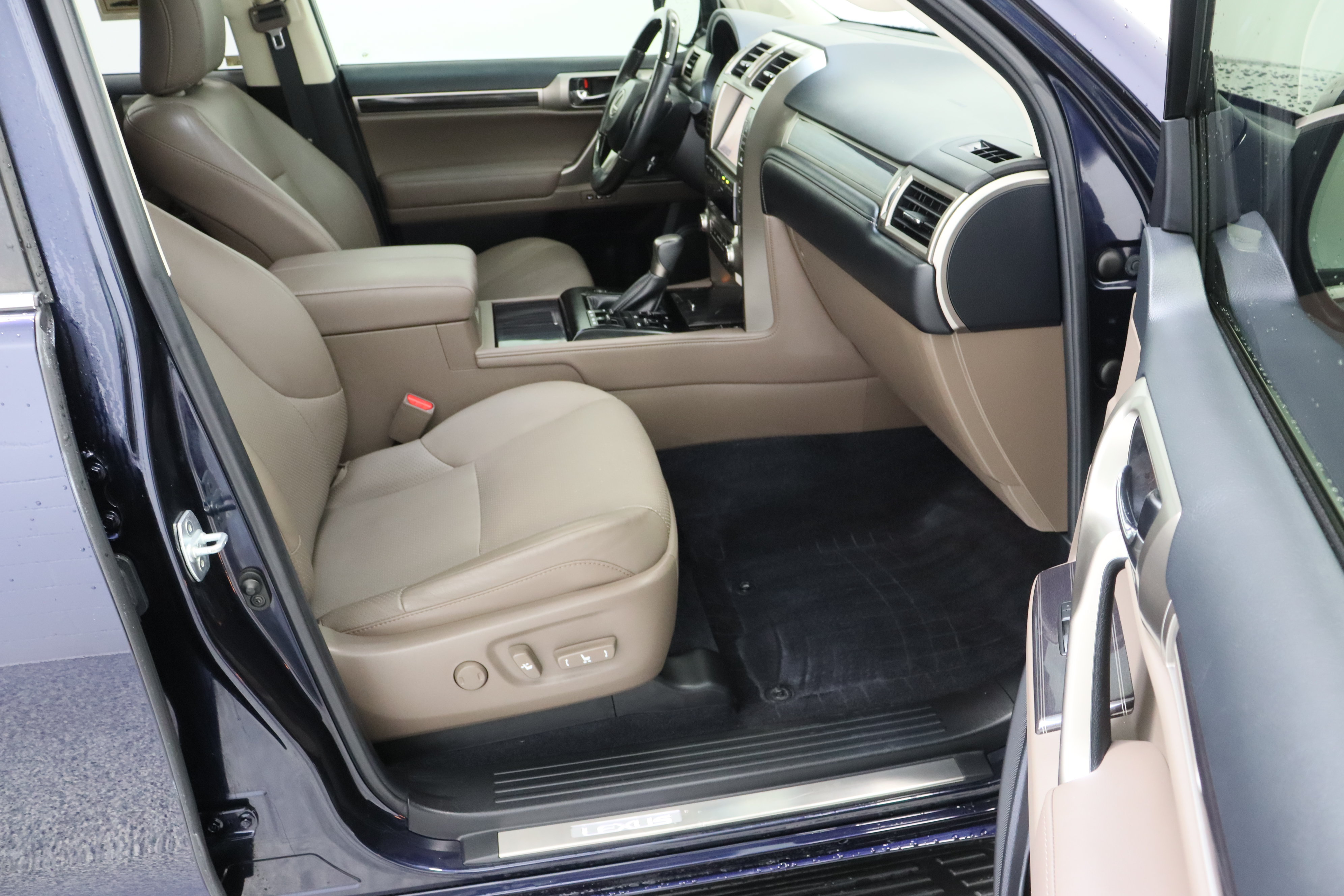 Used 2020 Lexus GX 460 Luxury w/ Accessory Package AWD/4WD image 41