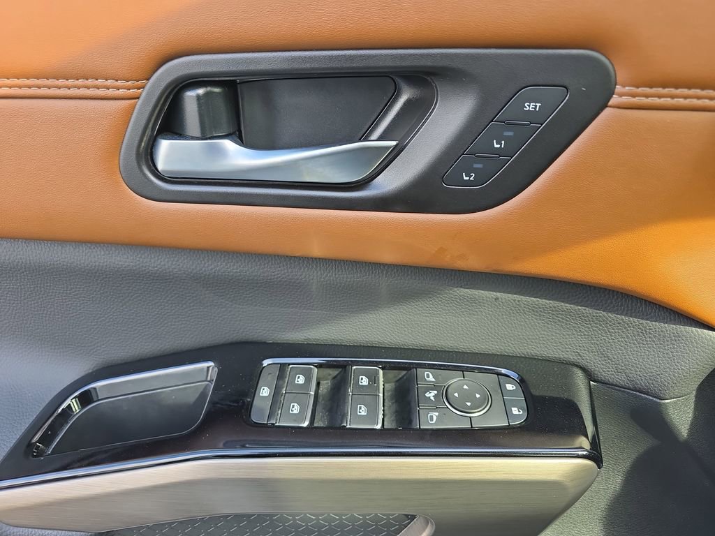 Used 2024 Nissan Pathfinder Platinum w/ Black Appearance Package image 33