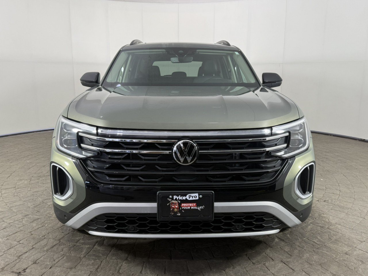 Used 2025 Volkswagen Atlas Peak Edition SE AWD/4WD image 2