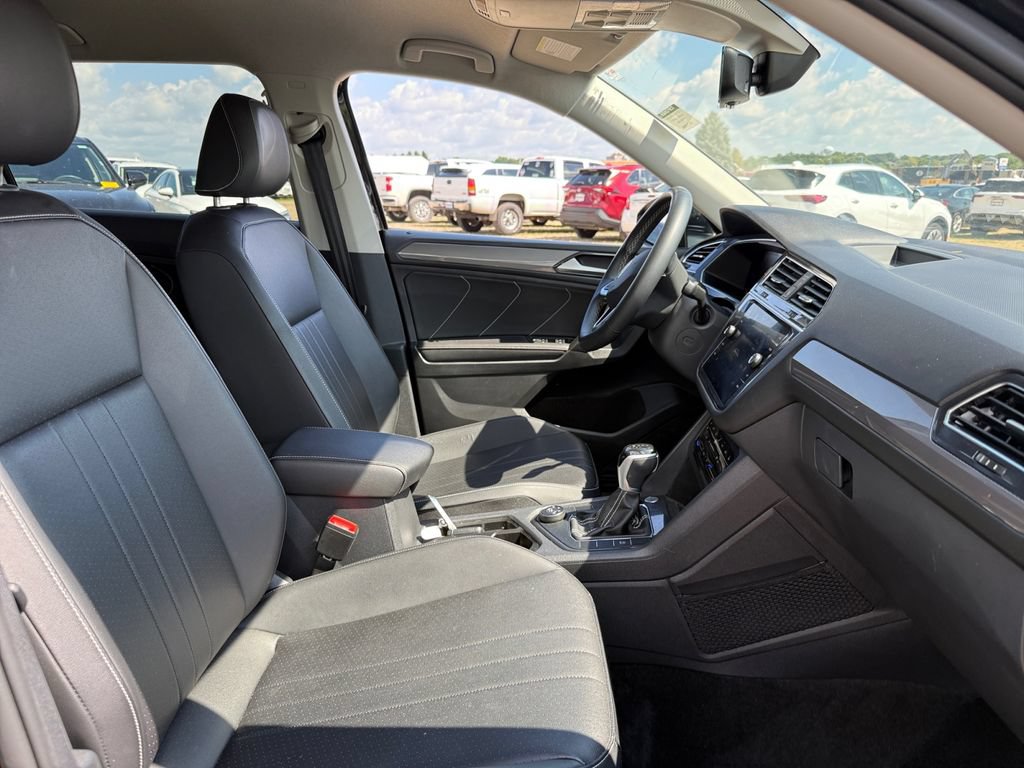 Used 2023 Volkswagen Tiguan SE AWD/4WD image 40