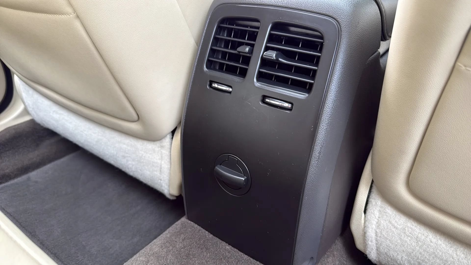 Used 2014 Lincoln MKS AWD w/ Equipment Group 101A image 37