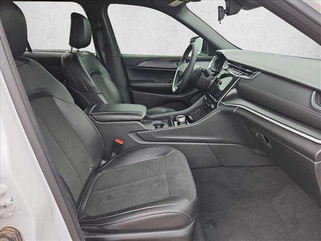 Used 2025 Jeep Grand Cherokee Altitude AWD/4WD image 28