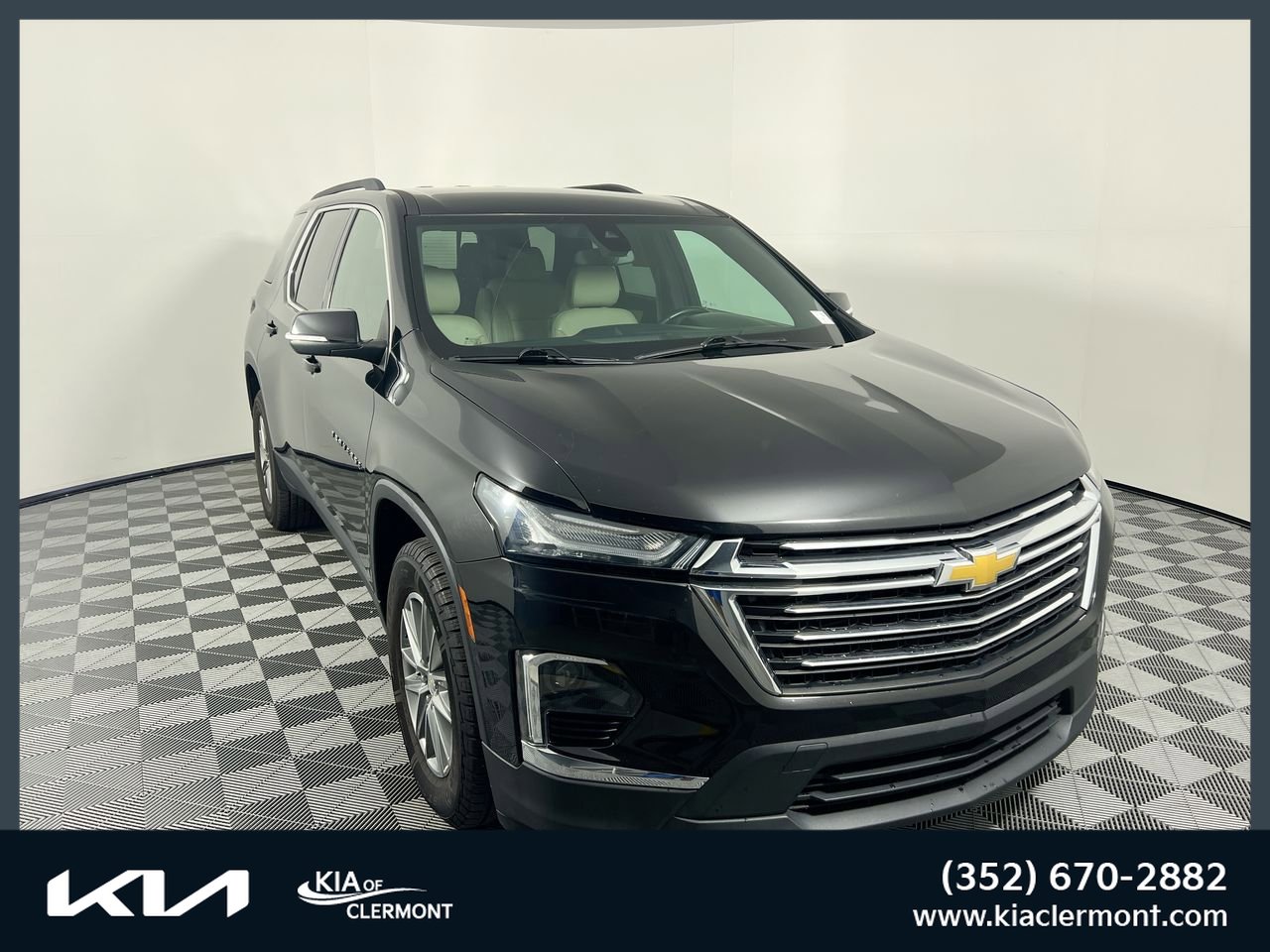 Used 2023 Chevrolet Traverse LT image 1