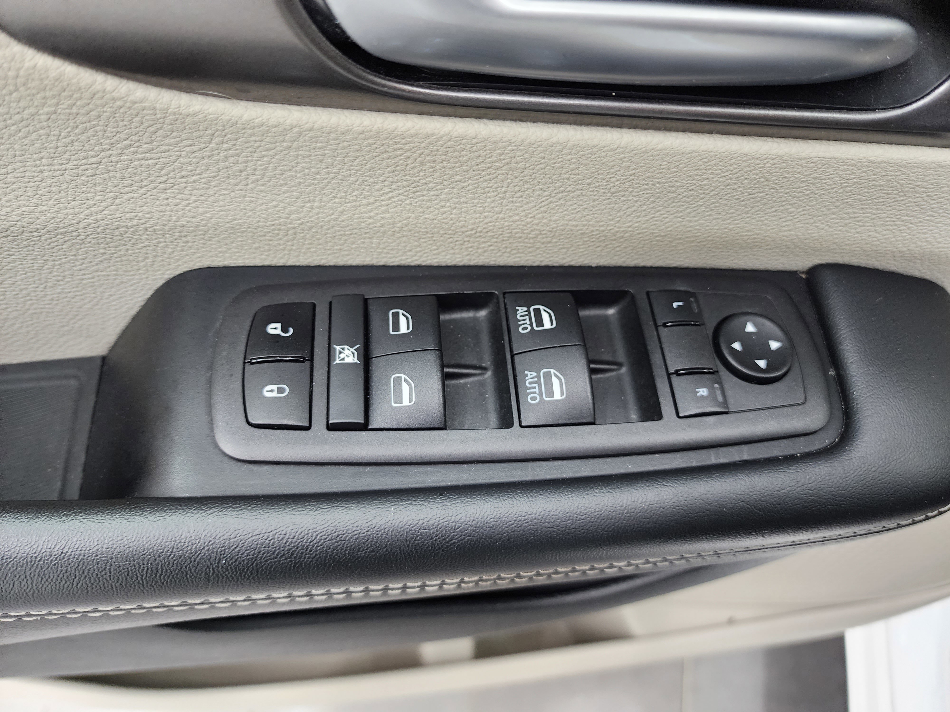 Used 2024 Chrysler Pacifica Touring-L FWD image 41