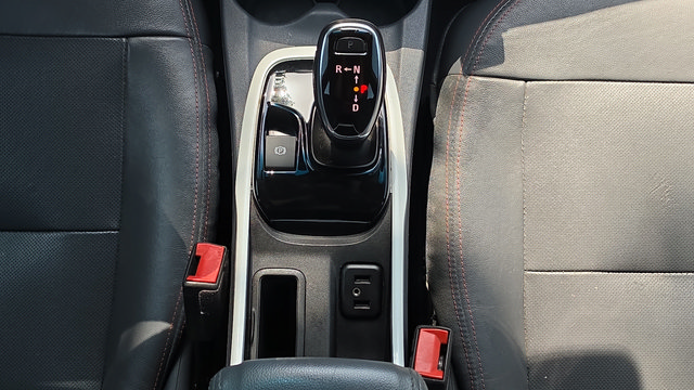 Used 2020 Chevrolet Bolt Premier w/ Infotainment Package FWD image 8