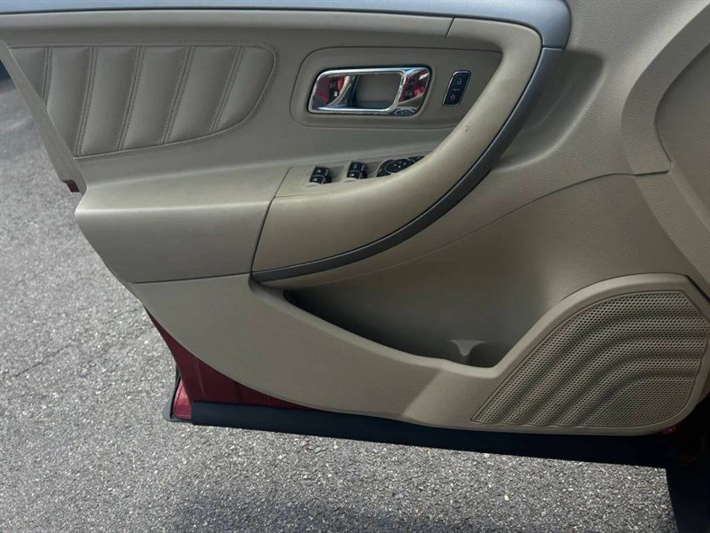 Used 2015 Ford Taurus SEL image 15