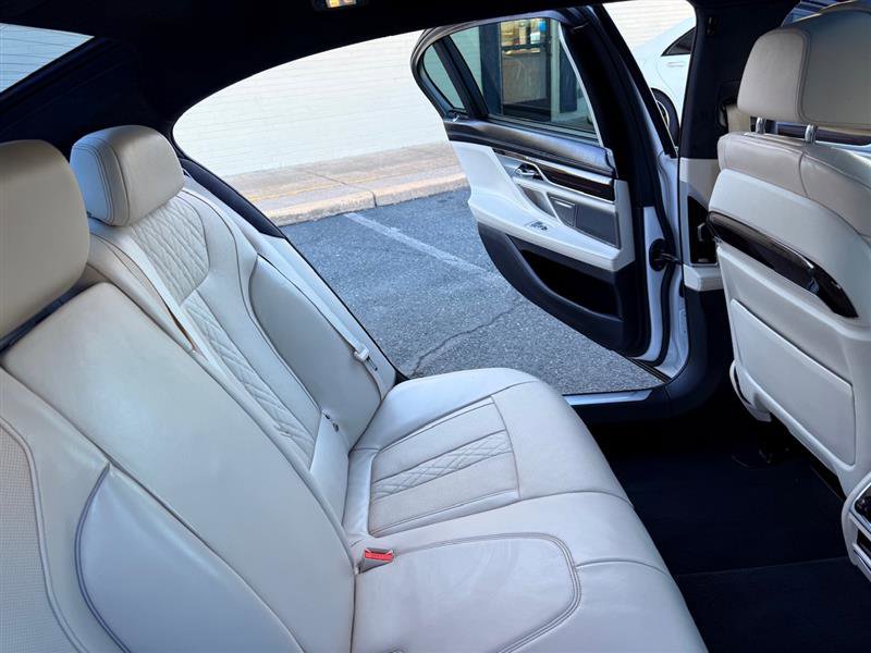Used 2018 BMW 750i image 26