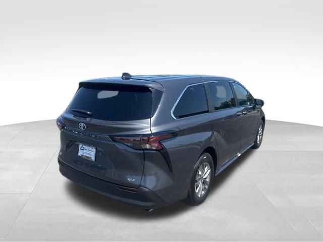 Used 2025 Toyota Sienna XLE image 5