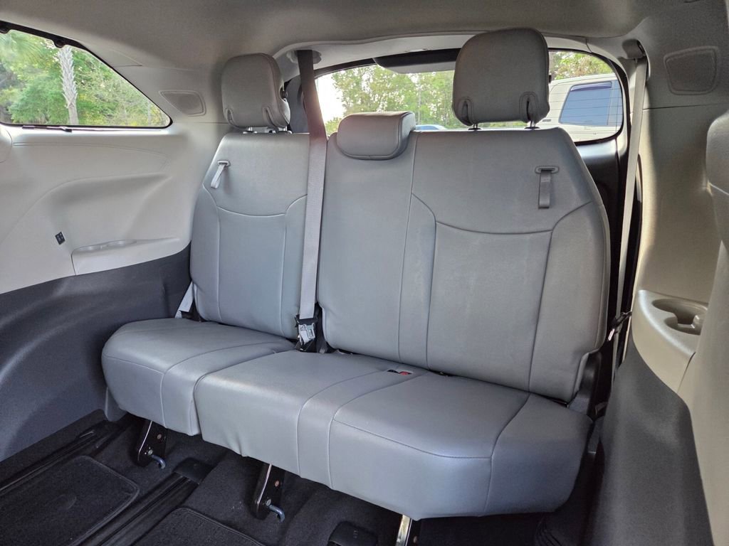 Used 2021 Toyota Sienna Limited image 22