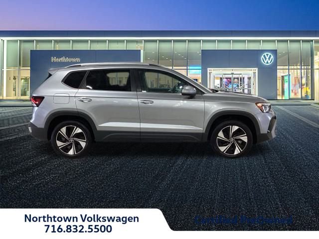 Certified 2025 Volkswagen Taos SE w/ Panoramic Sunroof Package image 2