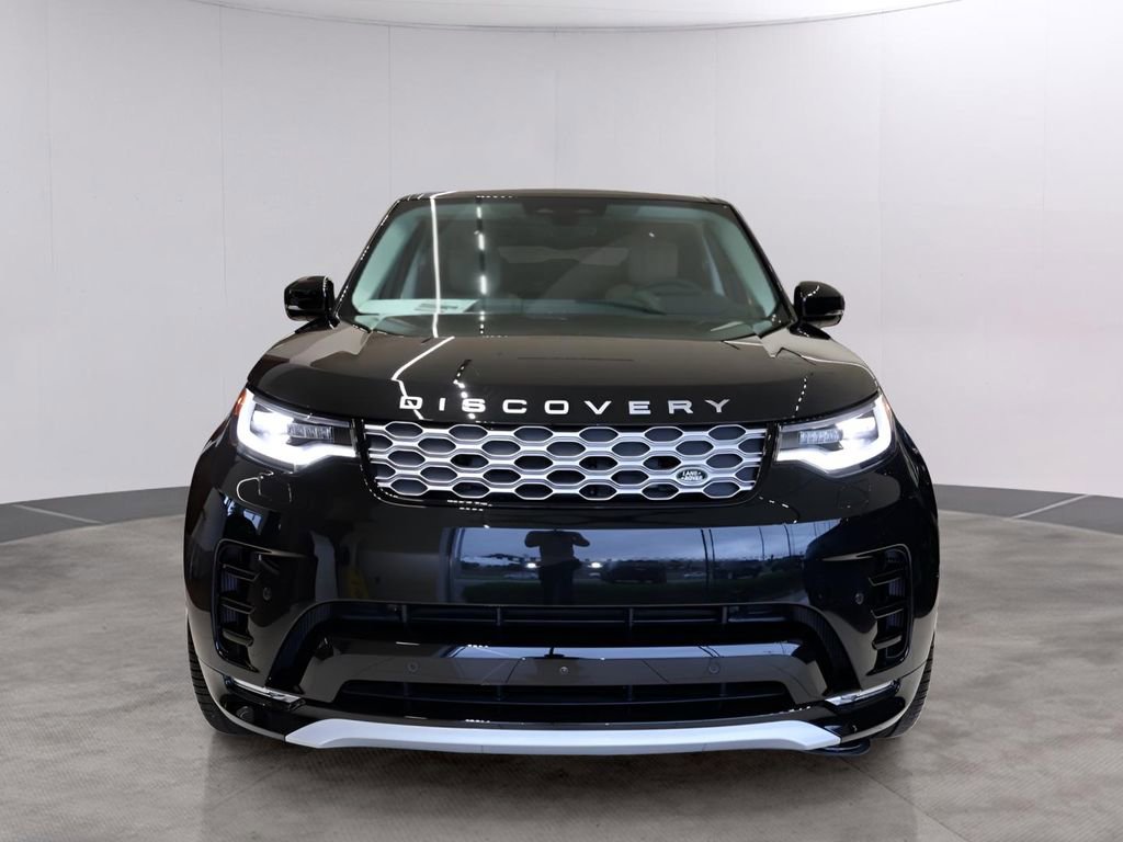 Certified 2025 Land Rover Discovery Metropolitan Edition image 3