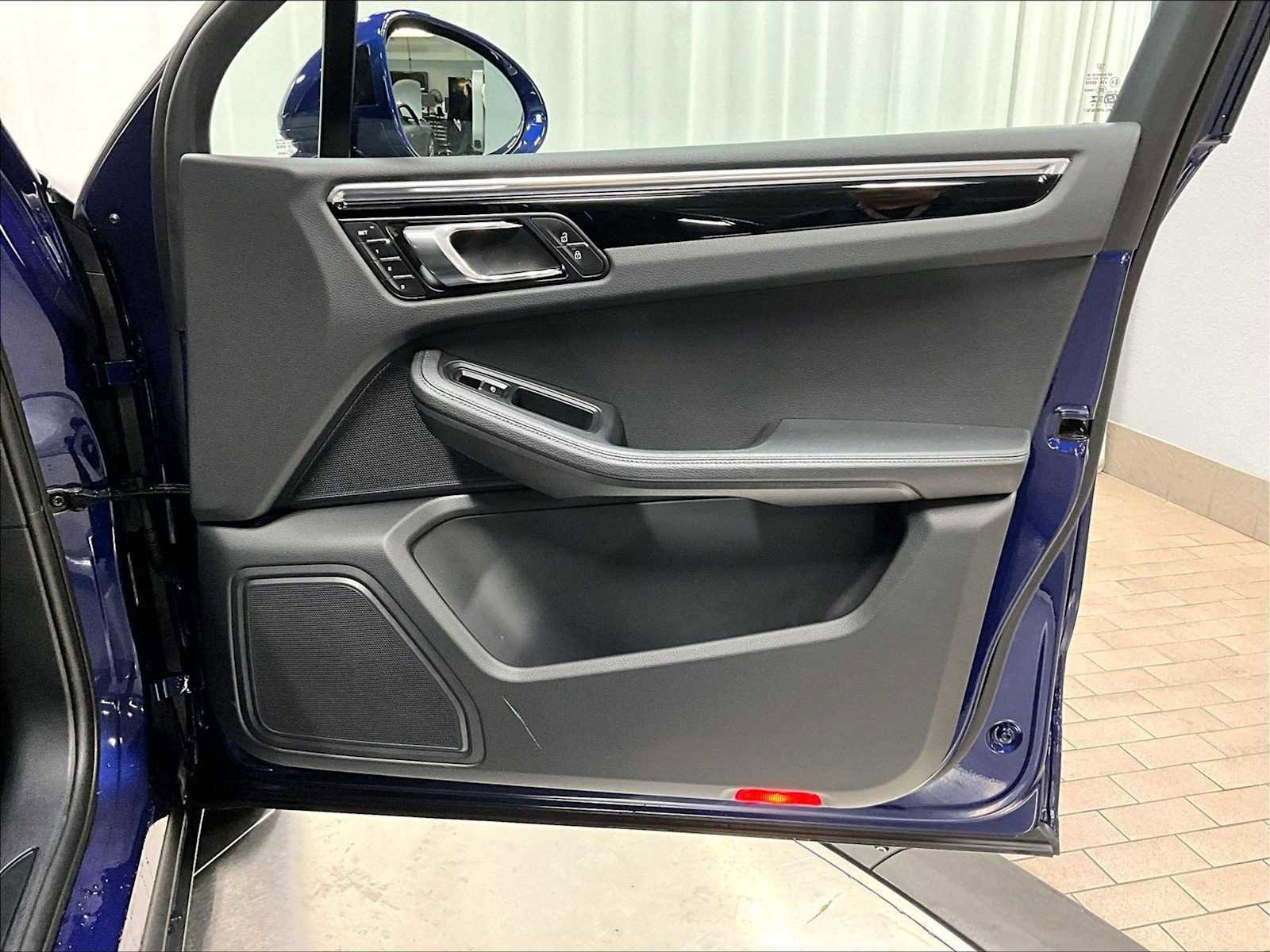 Used 2025 Porsche Macan image 29