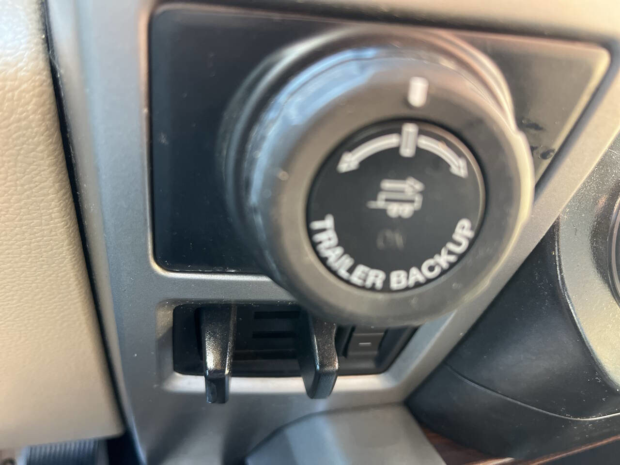 Used 2017 Ford F150 Lariat w/ Equipment Group 501A Mid image 27
