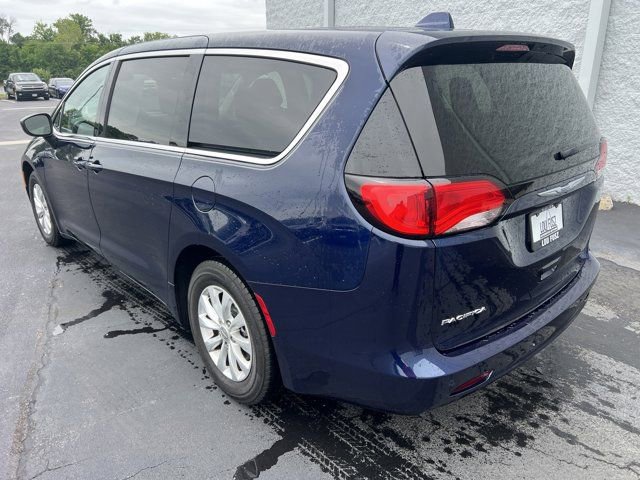 Used 2017 Chrysler Pacifica Touring w/ Tire & Wheel Group FWD image 3