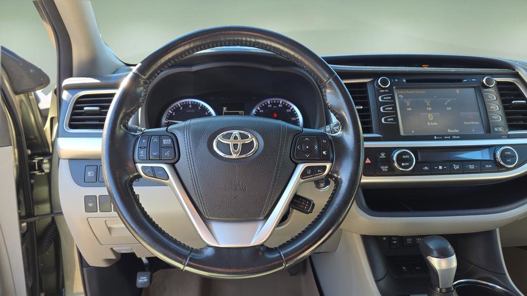 Used 2017 Toyota Highlander XLE w/ Carpet Mat Package AWD/4WD image 15