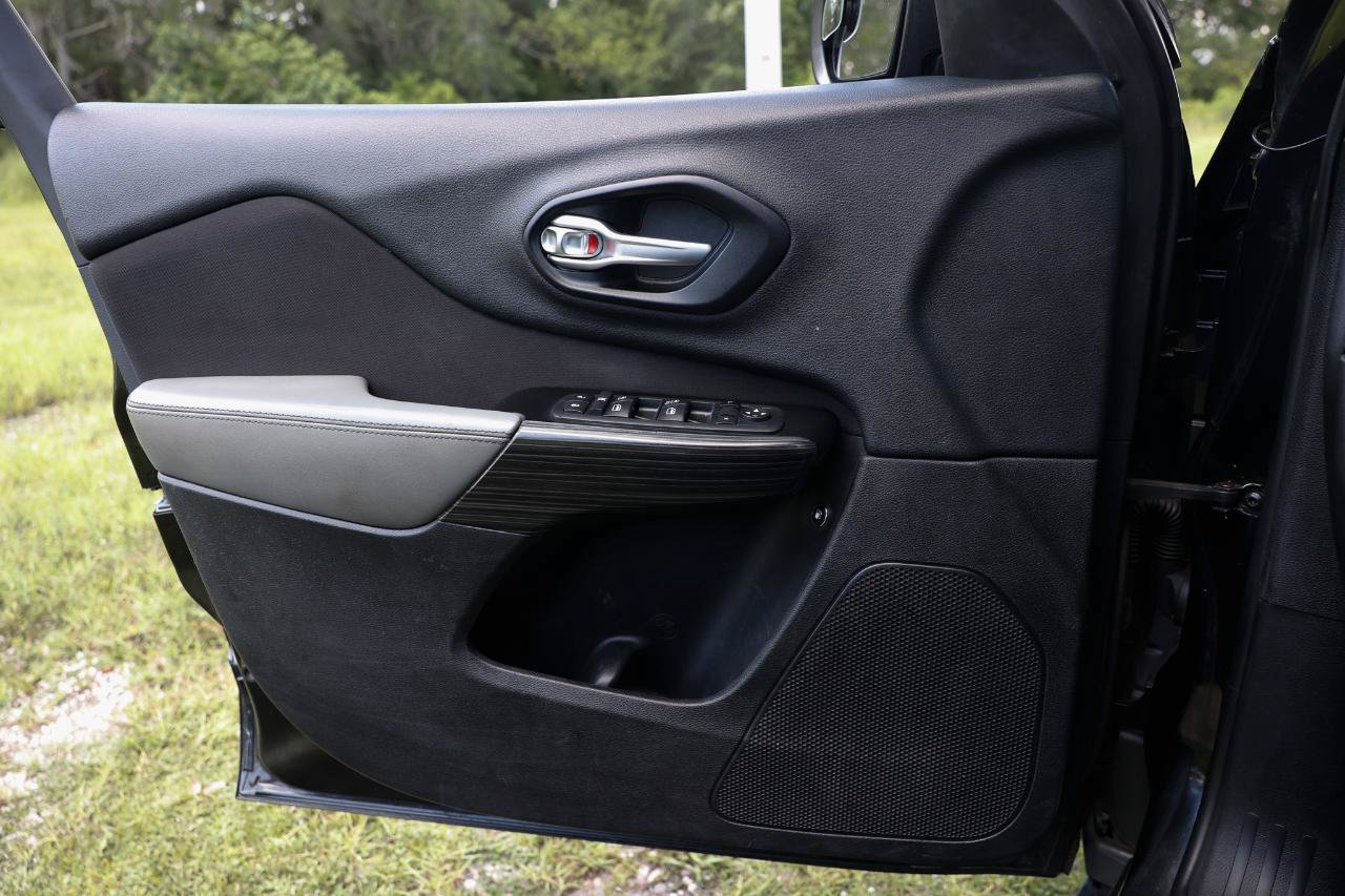 Used 2014 Jeep Cherokee Sport FWD image 39