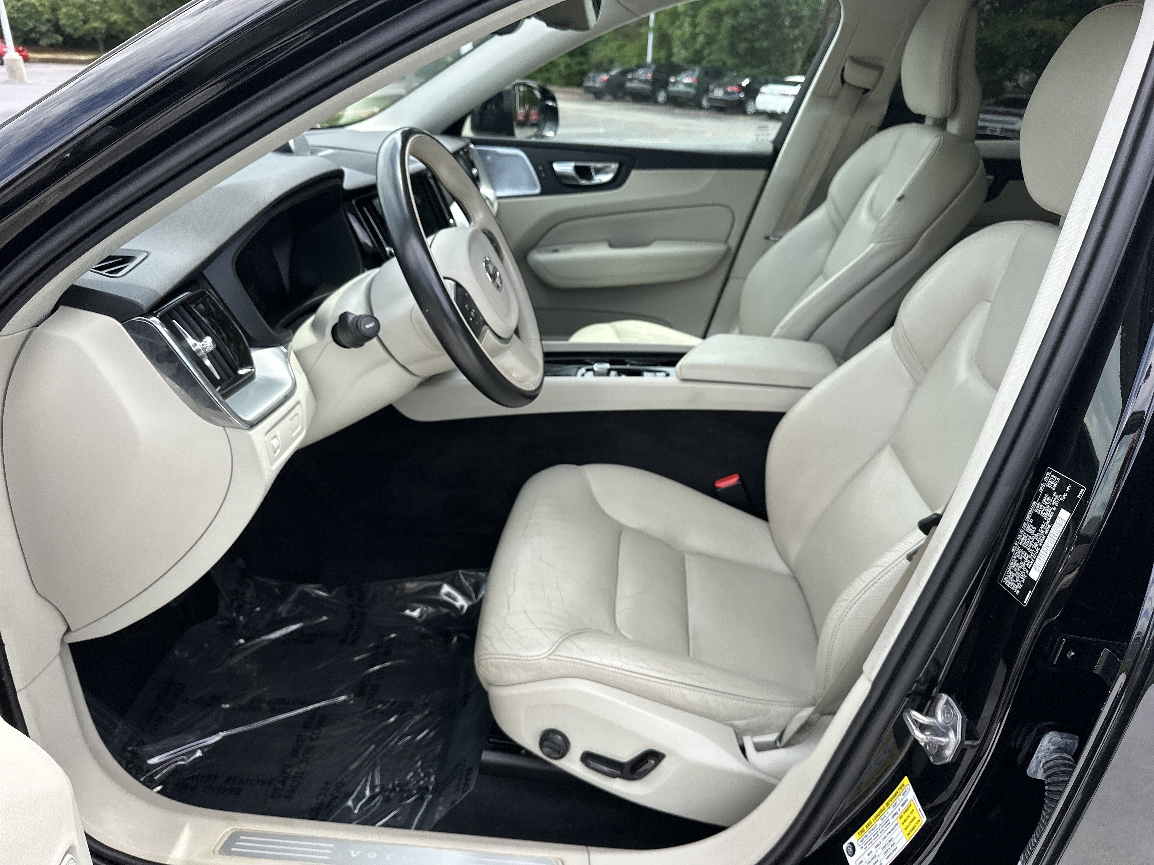 Used 2018 Volvo XC60 T6 Momentum w/ Convenience Package AWD/4WD image 16