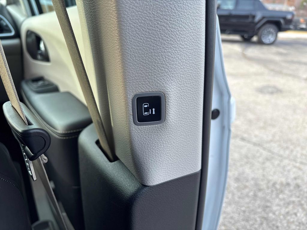 Used 2024 Chrysler Pacifica Touring-L image 55