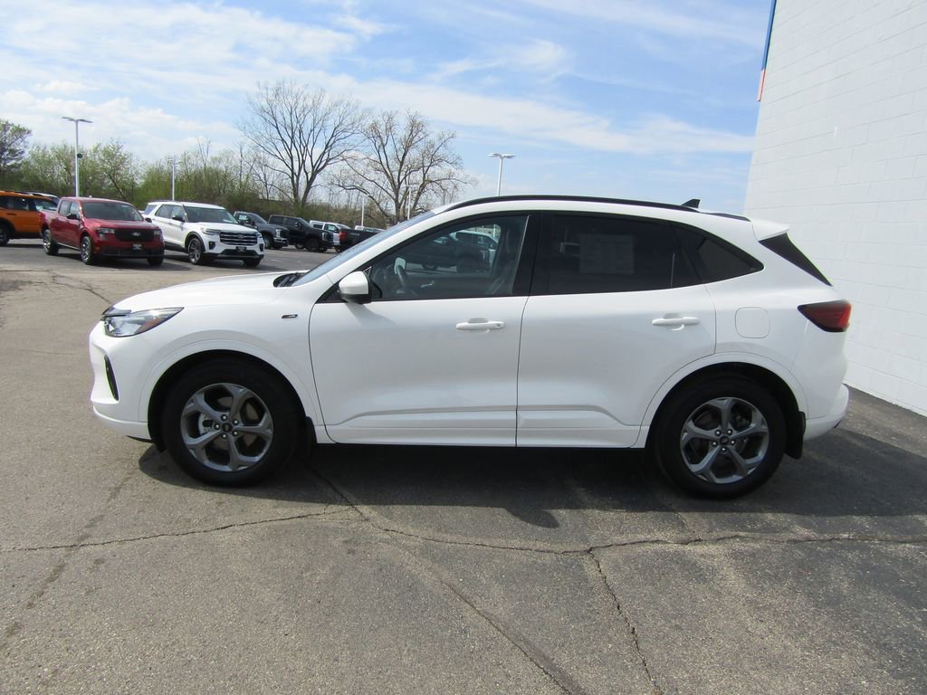 Used 2023 Ford Escape ST-Line Select w/ Tech Pack #2 AWD/4WD image 2
